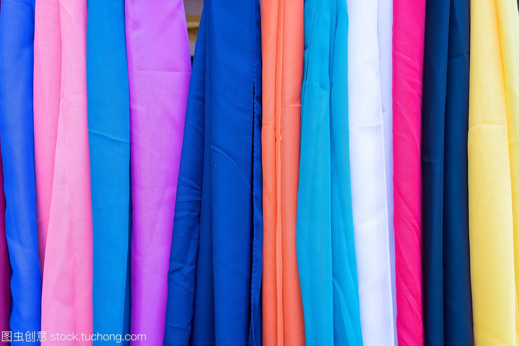 意大利市場的多彩圍巾 紡織品的色彩藝術