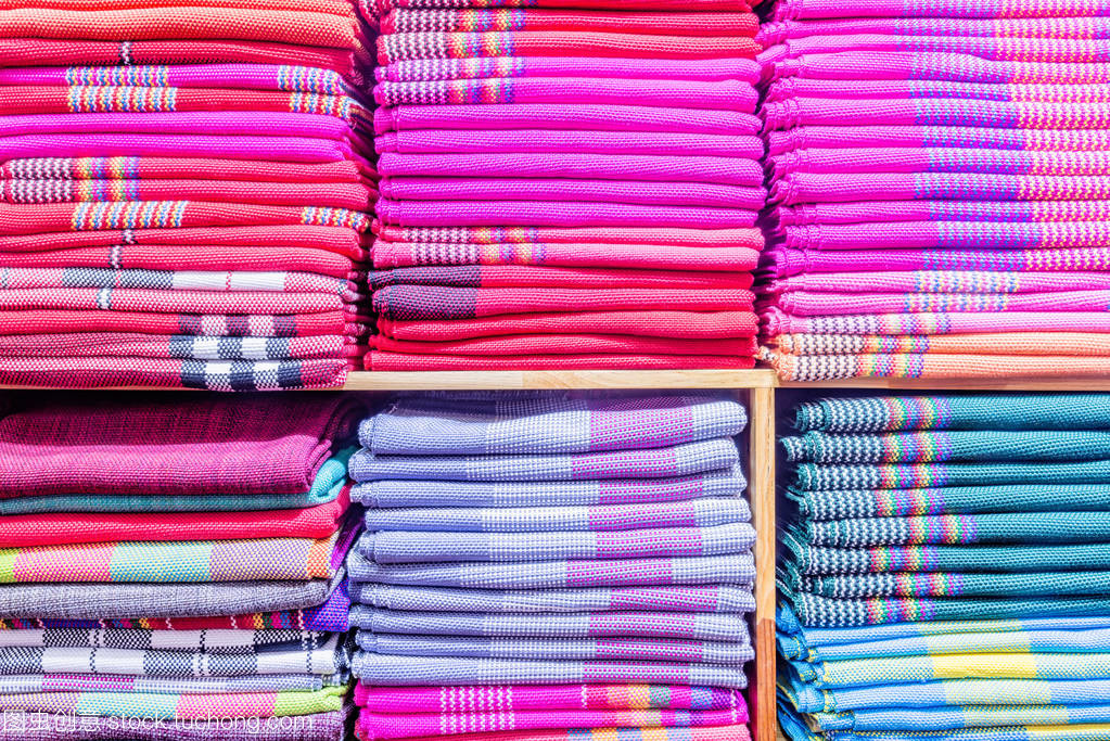 壁櫥中的色彩盛宴 針織品的時尚宣言